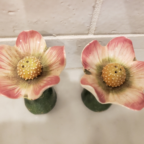 J McCall Signed Ceramic Dogwood Salt And Pepper Shakers - Picture 5 of 8